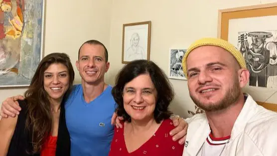 'Domingando com o privilégio da presença da Matriarca': Márcio Sampaio (de azul) publica foto com a mãe, a ministra Nísia Trindade | Foto: Reprodução/@marciosampaio