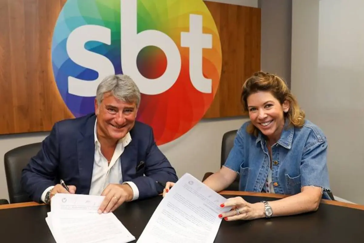 Foto de Cléber Machado e Daniela Beyruti na sala de reuniões do SBT