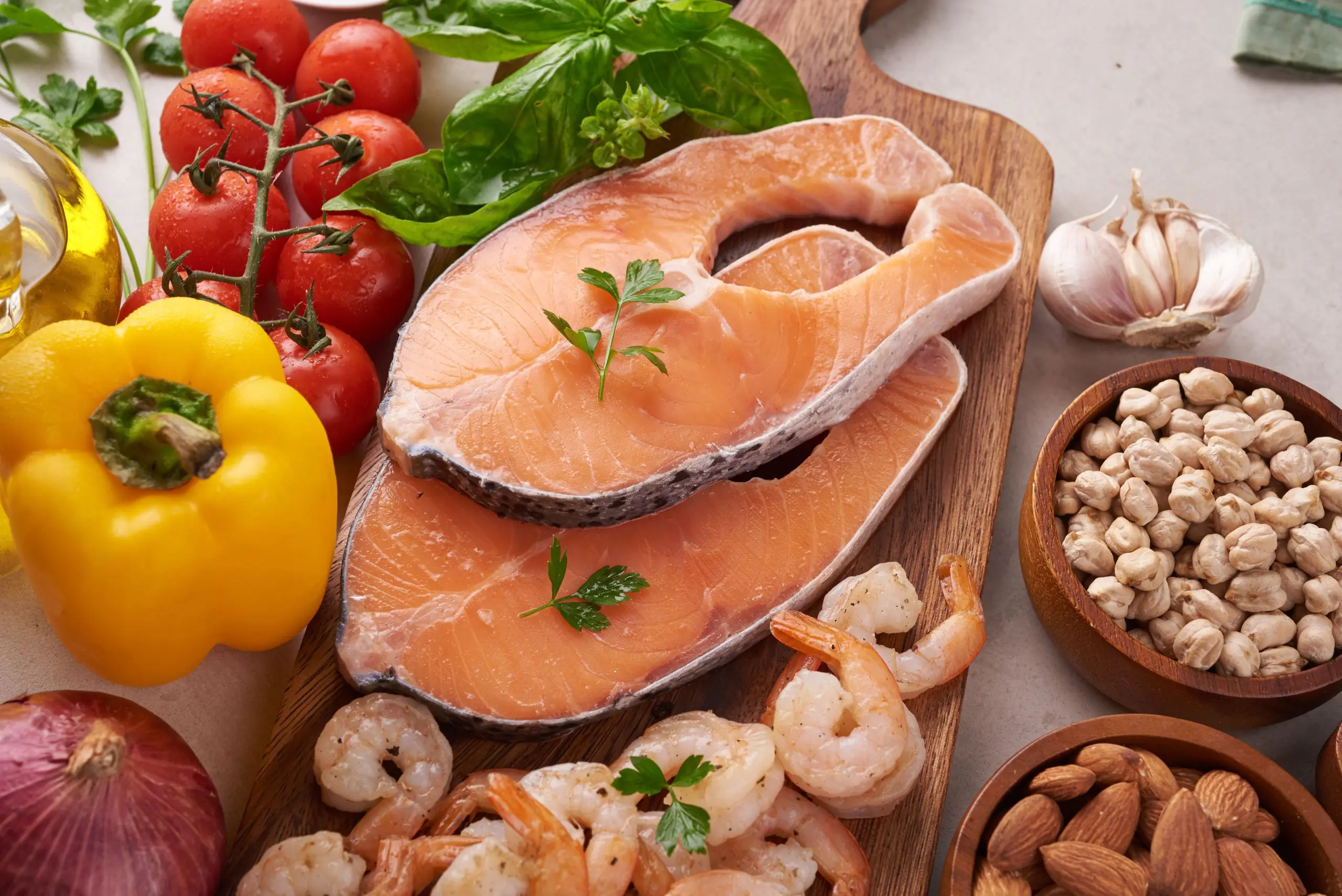 colesterol demência
| Alguns alimentos que podem aumentar o nível de HDL são peixes ricos em ômega 3, como salmão, arenque e sardinha; óleos vegetais; oleaginosas, como amêndoas; sementes, como linhaça | Foto: Reprodução/Freepik