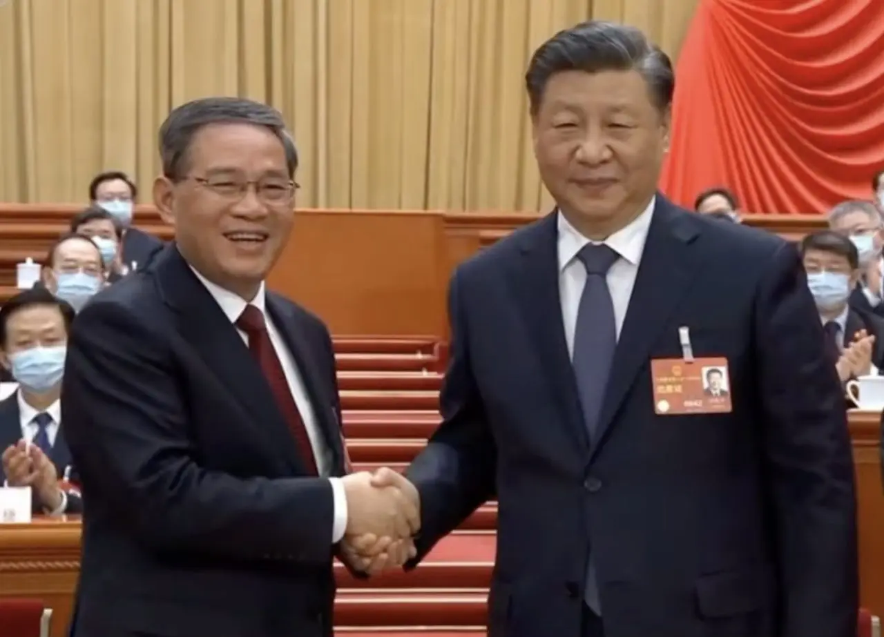 O primeiro-ministro Li Qiang com o secretário-geral do PCC e o presidente Xi Jinping na primeira sessão da 14ª Assembleia Popular Nacional em 2023 | Foto: 中国新闻社/Wikipedia
