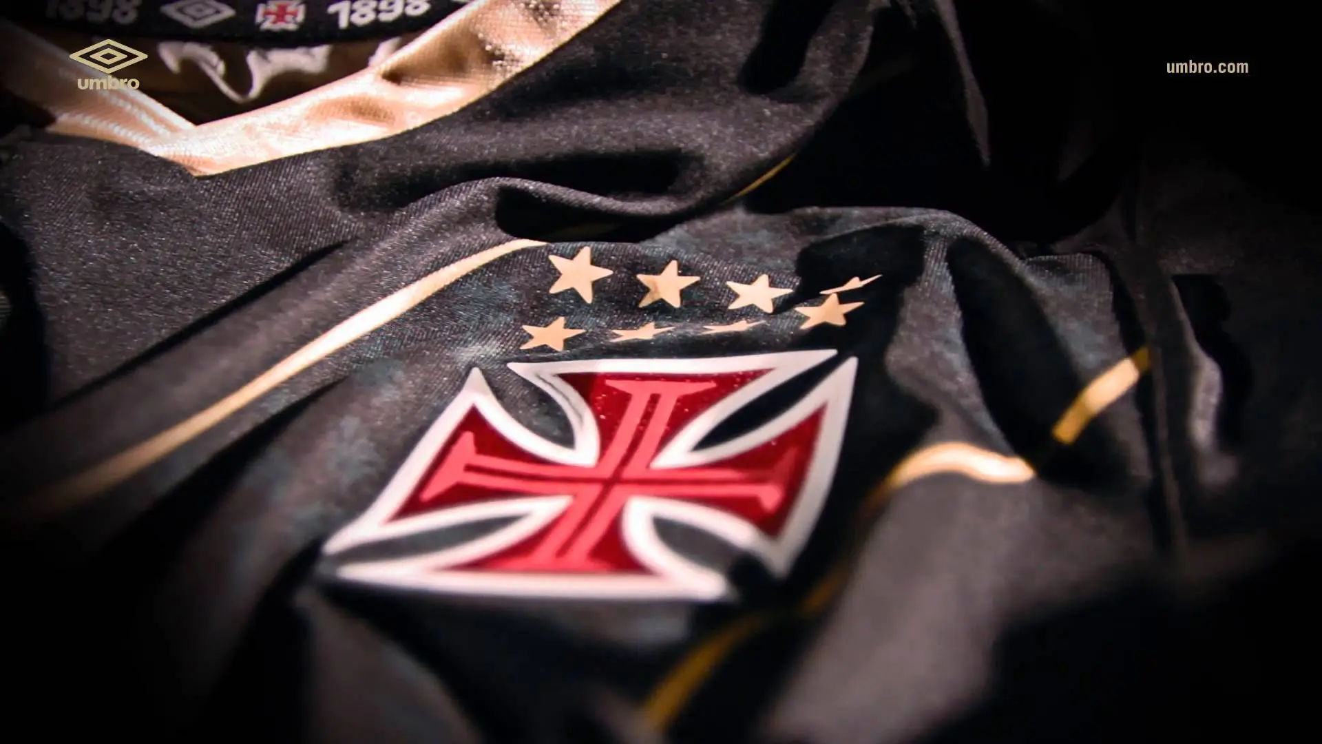 Foto do escudo do Vasco da Gama em camisa do clube