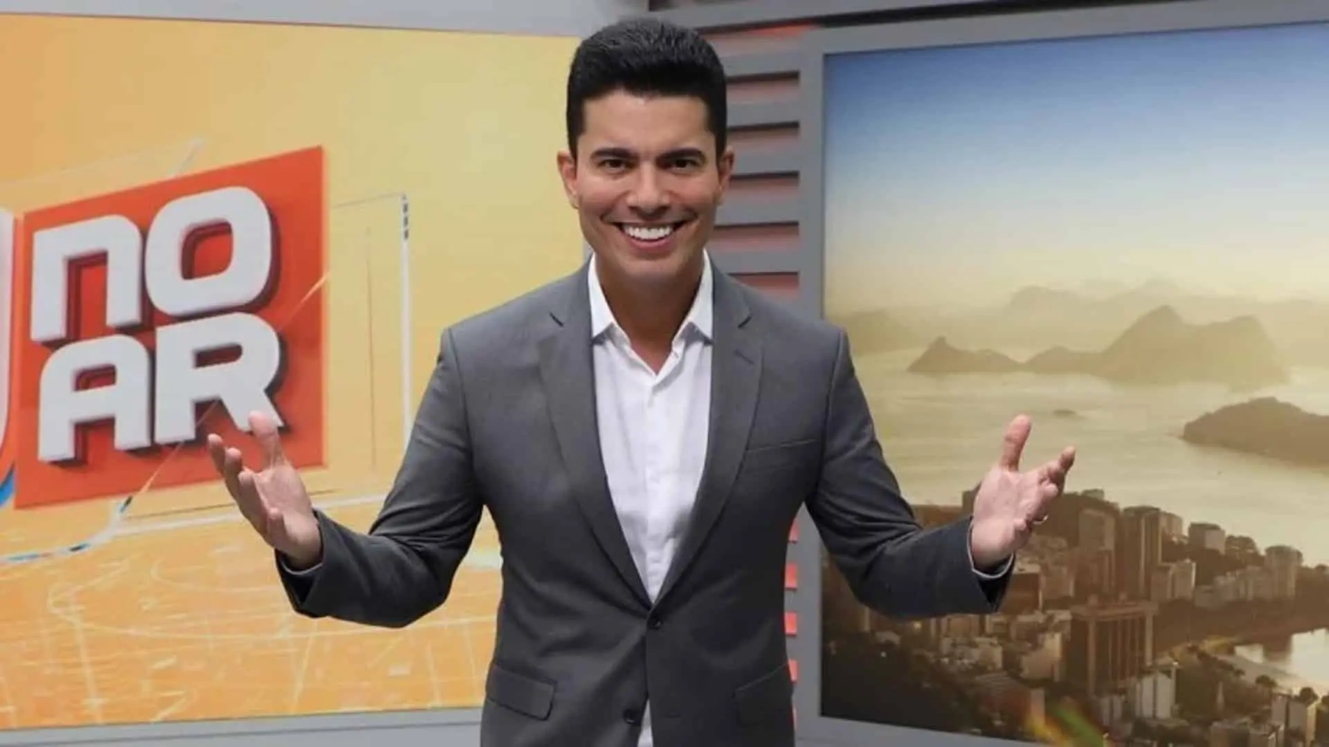 Foto do apresentador Wagner Montes Filho no cenáario do RJ no Ar