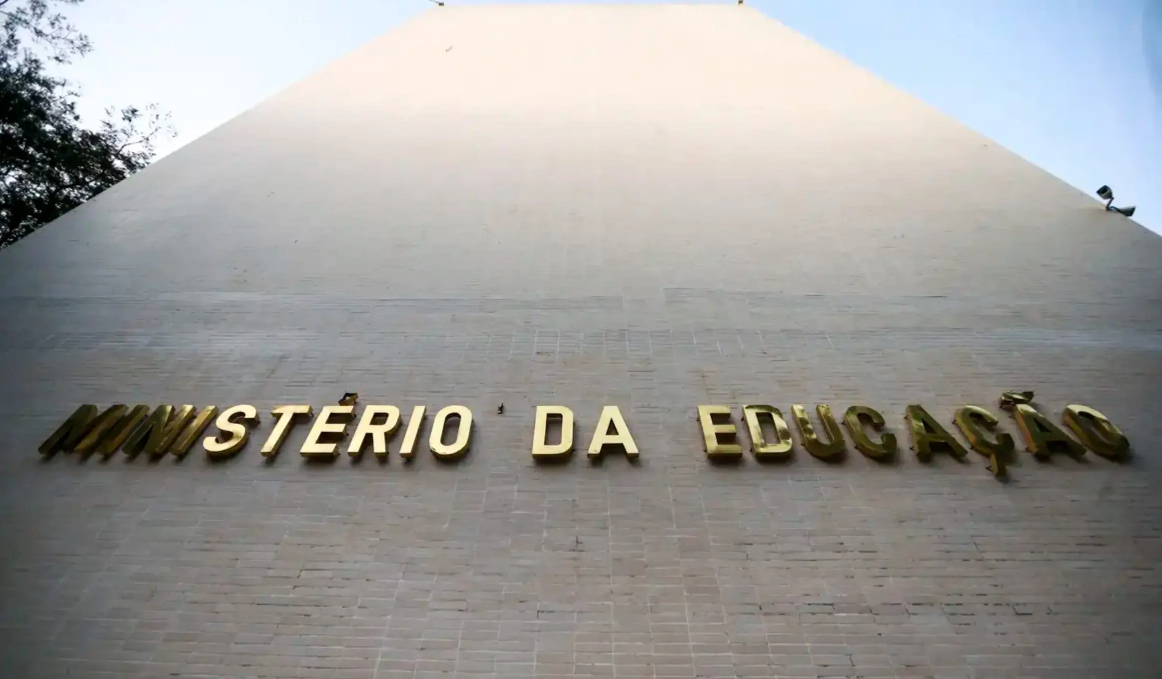 MEC demite concursados que denunciaram secretária por assédio moral
