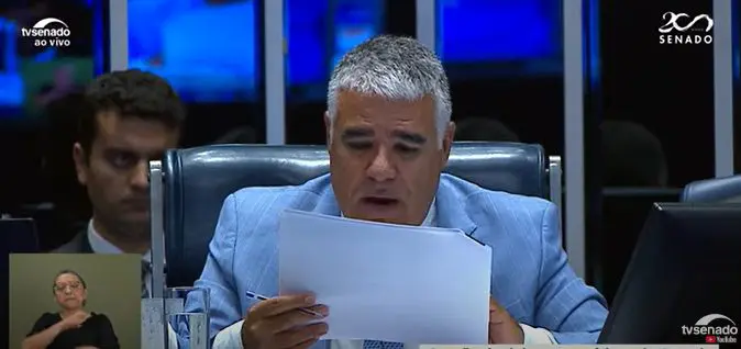 O senador Eduardo Girão (Novo-CE) durante a sessão temática de debates sobre a vacinação obrigatória contra covid-19 em crianças, na segunda-feira 26 | Foto: Reprodução/YouTube