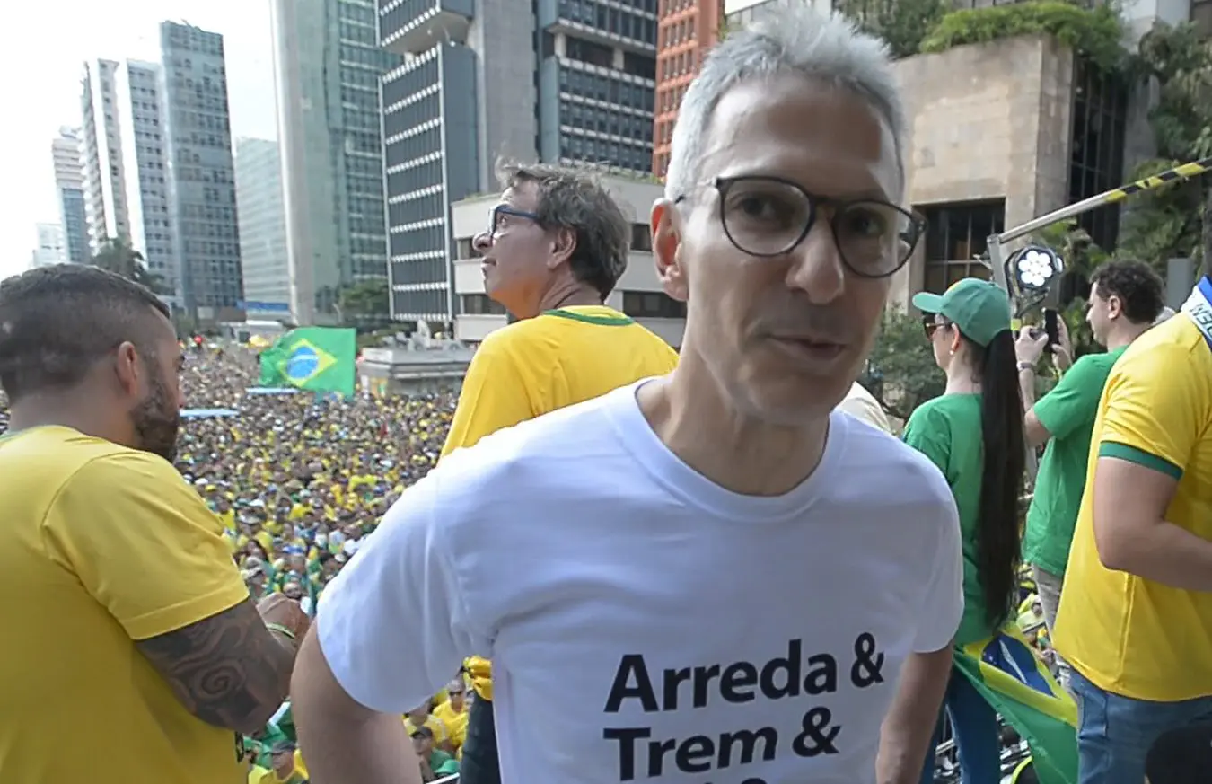 Romeu Zema, em trio elétrico na Avenida Paulista