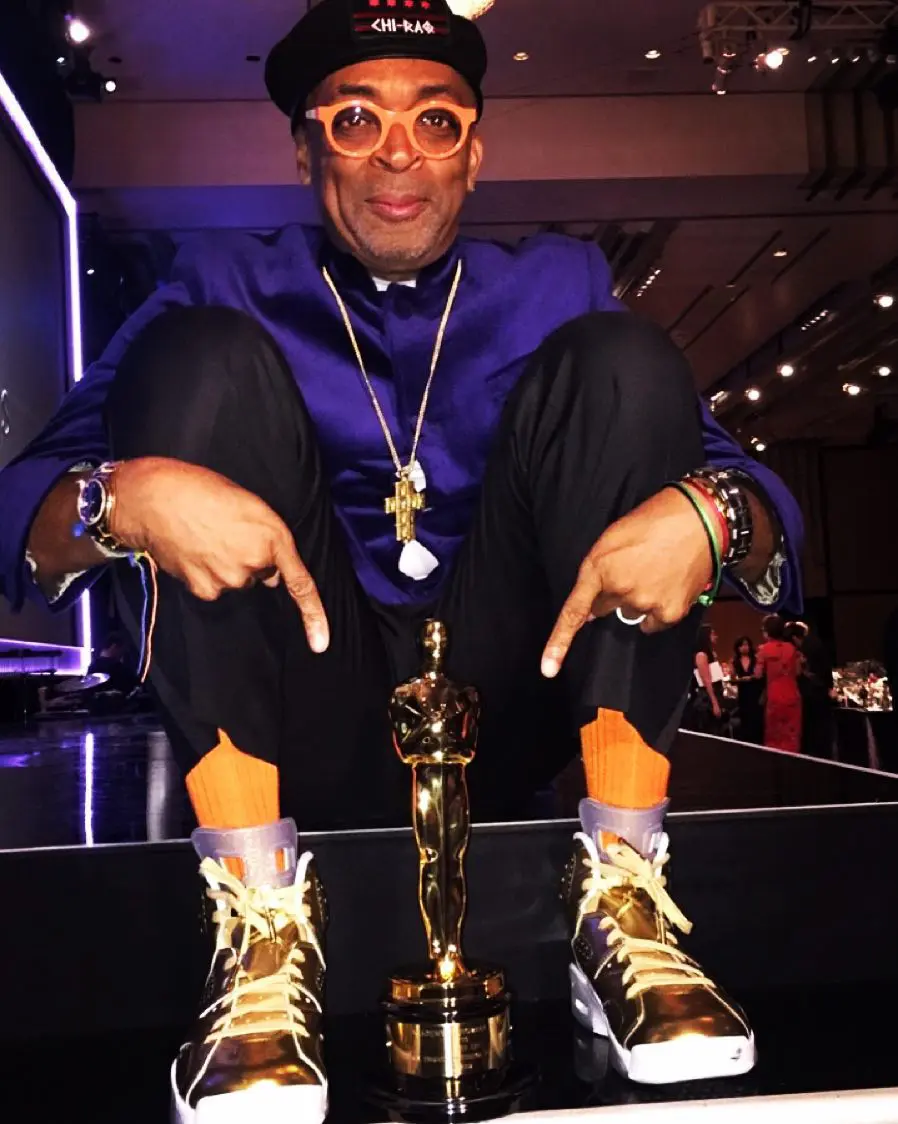 Oscar 2024 - Spark Lee homem negro com a estatueta do Oscar 2019 | Em seu discurso de premiação, Lee mencionou a sua ancestralidade. ‘É o mês do ano da história negra’, disse o diretor. ‘Há 400 anos, fomos sequestrados da África e trazidos para a Virginia, escravizados’ | Foto: Reprodução/Instagram