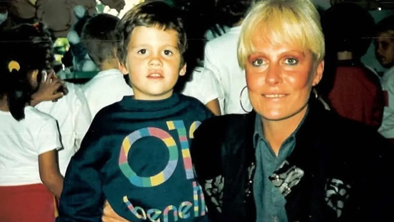 Foto de Ana Maria Braga segurando filho no colo