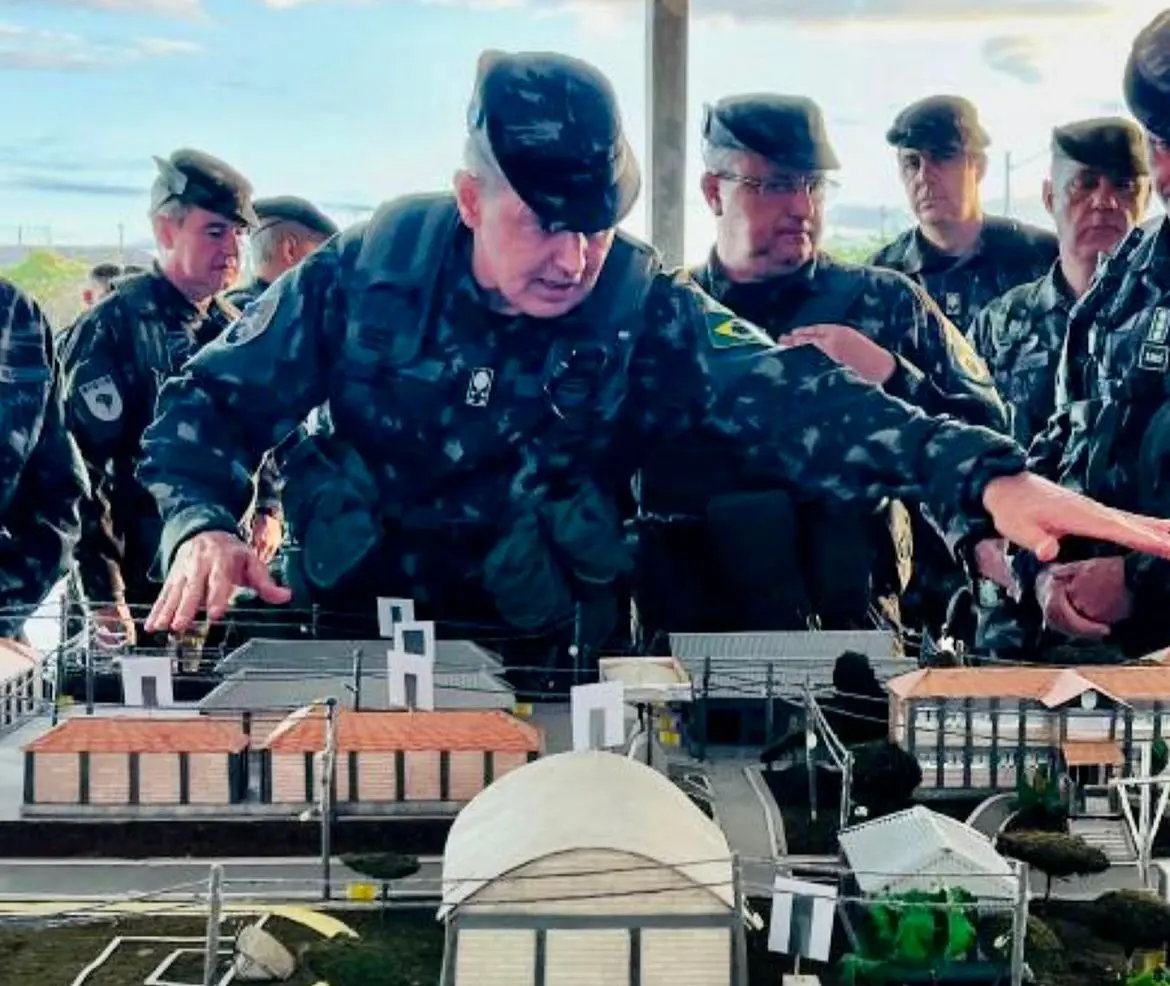 Exército envia blindados para reforçar fronteira com Venezuela e Guiana