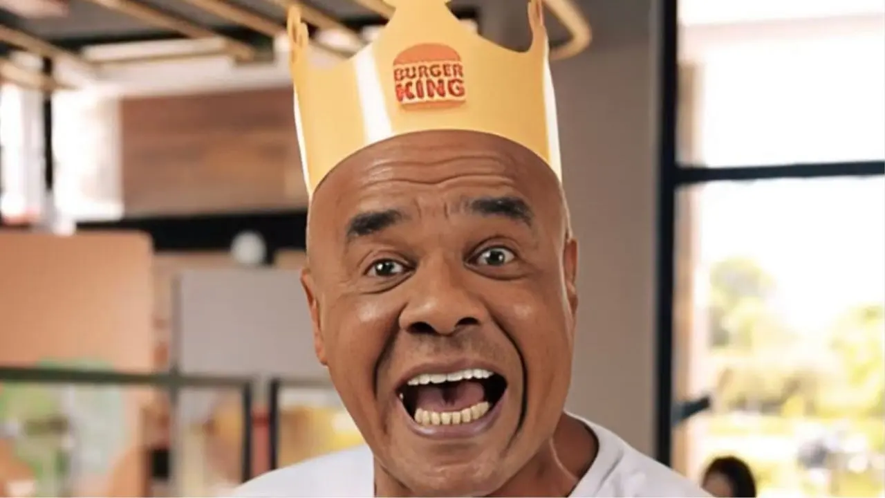 Foto do ator Kid Bengala em comercial do Burger King