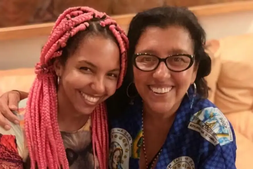 Foto de Nathalia Santos e Regina Casé
