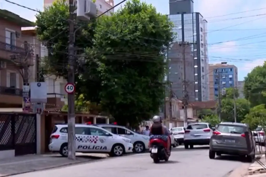 PM no apartamento onde oncorreu o assassinato em Santos