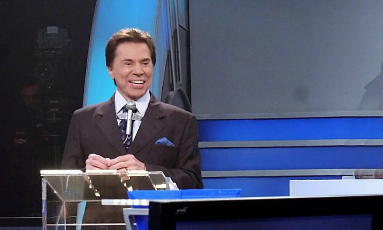 Foto do apresentador Silvio Santos no estúdio do Show do Milhão