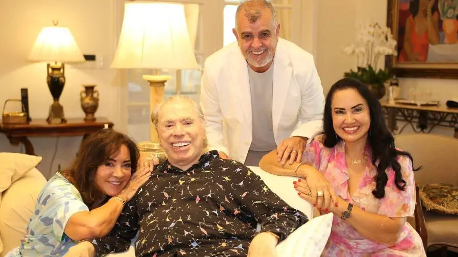 Foto de Silvio Santos e Iris Abravanel ao lado dos pais de Alexandre Pato