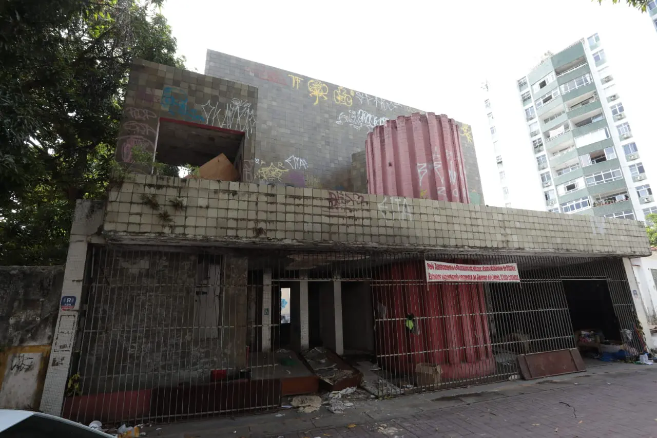 Teatro Valdemar de Oliveira é atingido por incêndio