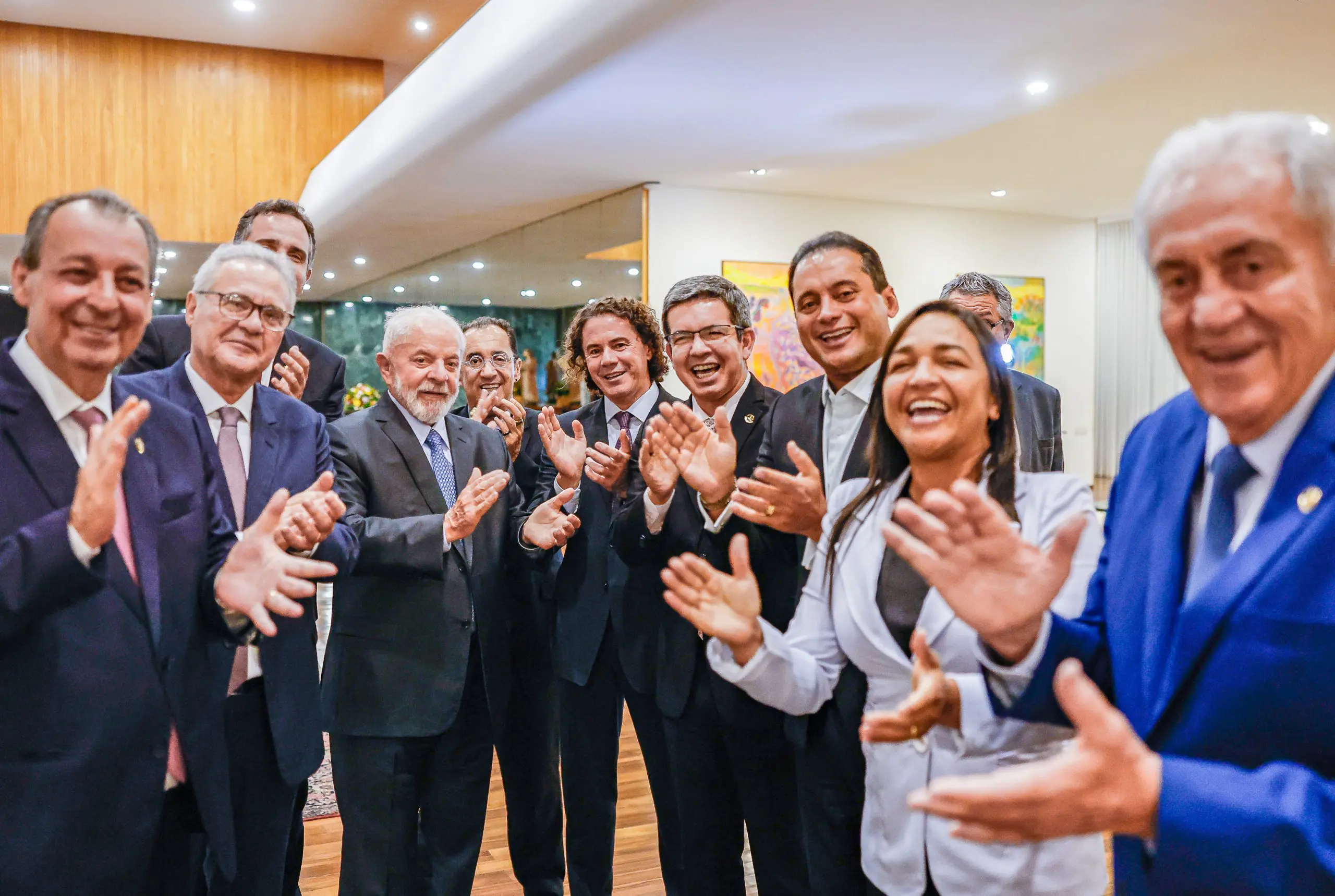 Lula e senadores aplaudindo e sorrindo para a foto