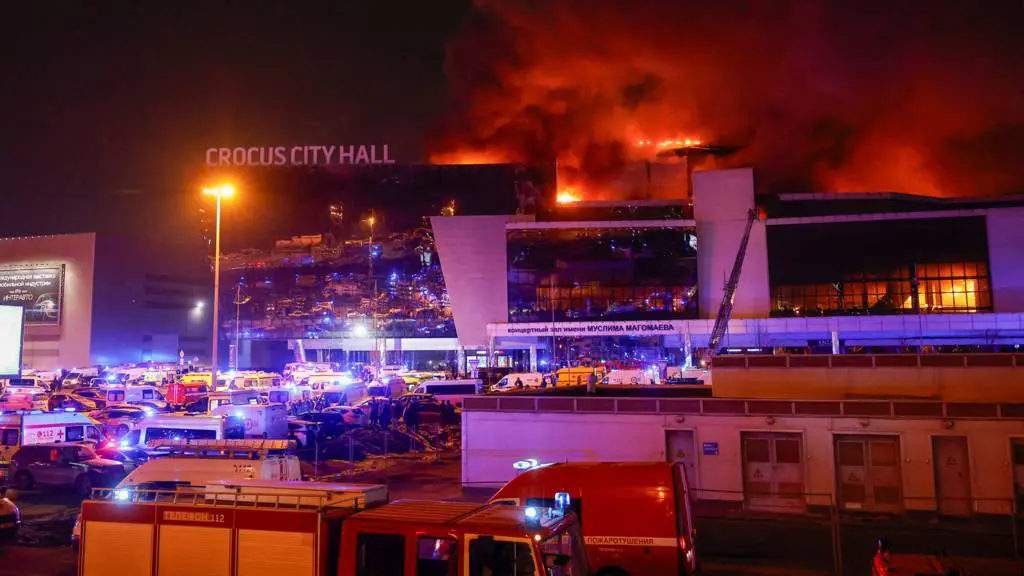 Ataque em sala de show em Moscou provoca dezenas de mortes e feridos