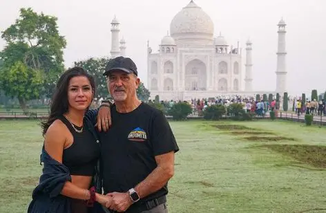 Fernanda e Vicente abraçados em frente ao masoléu Taj Mahal