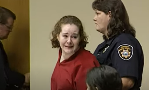 Christa Pike sendo levada pela polícia