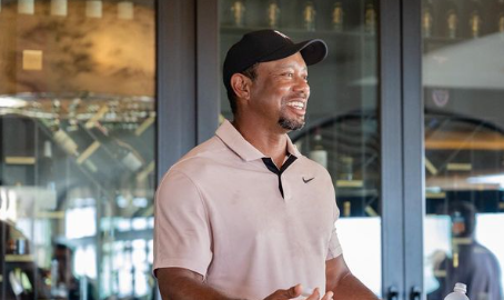 Tiger Woods de boné e camiseta polo