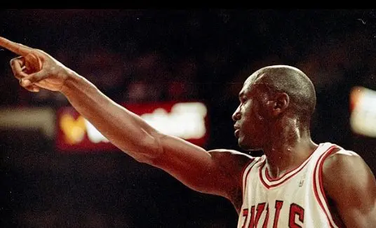 Michael Jordan apontando o dedo durante jogo do Bulls