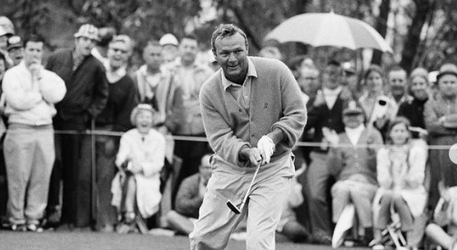 Arnold Palmer jogando golfe