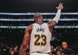 LeBron James cumprimentando o público
