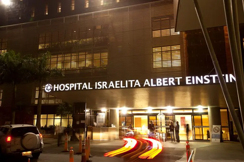 Fachada do Hospital Albert Einstein, no Morumbi, em São Paulo. As luzes de dentro, na cor amarela, saem para a rua como raios de luz