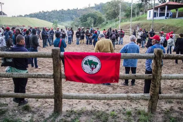 Militantes do MST celebram invasão de terra | Foto: Reprodução/Agência Brasil