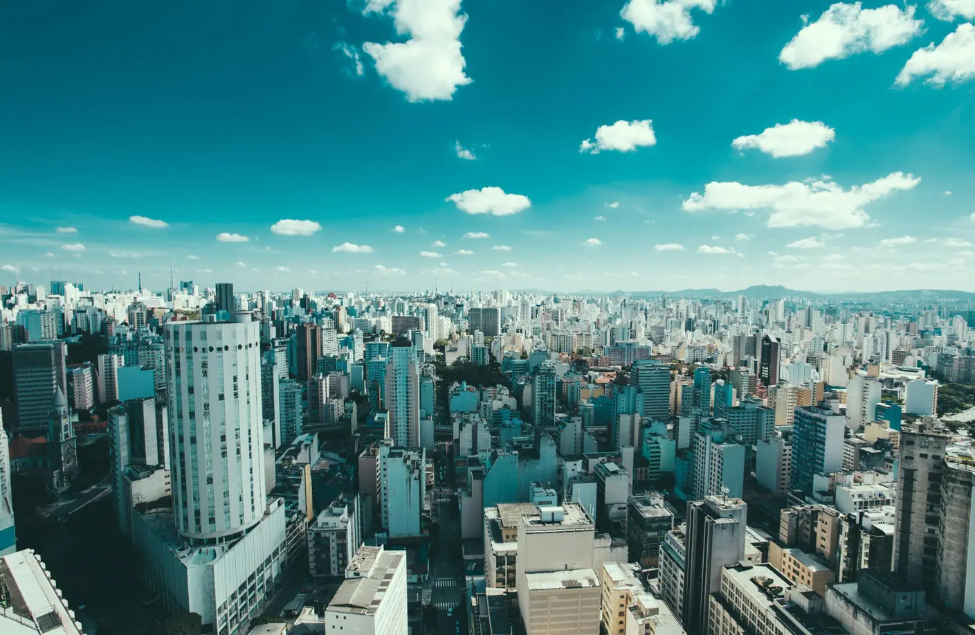Vista aérea de São Paulo com céu claro, indicando uma previsão do tempo ensolarada e sem nuvens