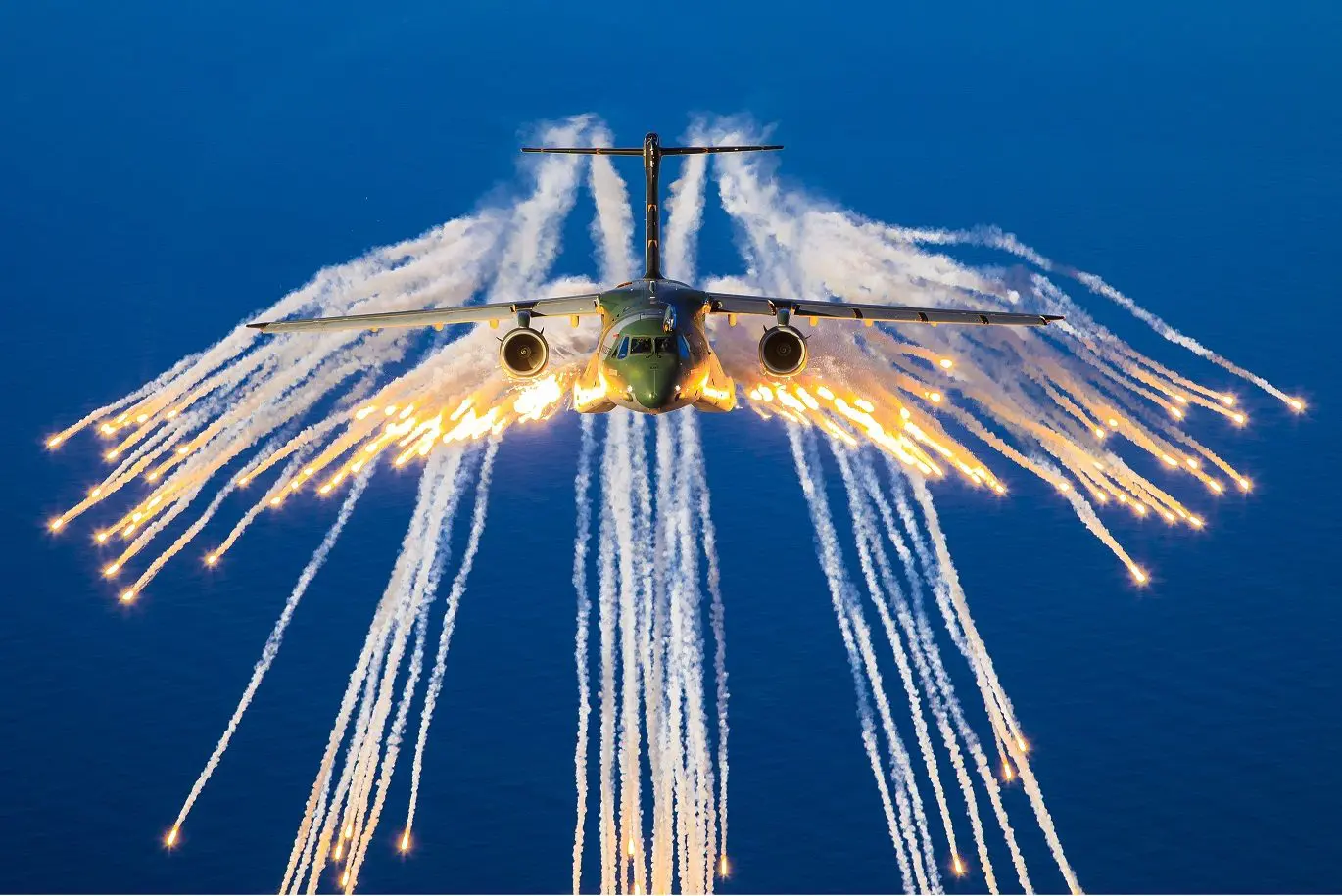 Cargueiro da Embraer, KC-390 voa sobre o mar e testa defesa anti-mísseis teleguiados