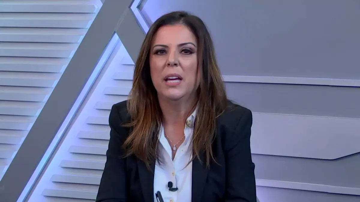 Foto de Elaine Keller no estúdio da Jovem Pan