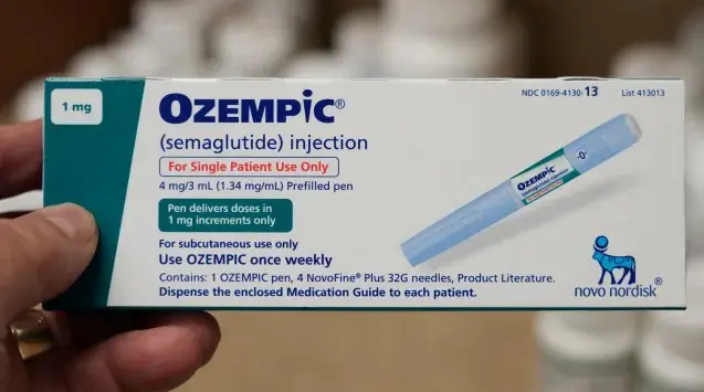 Demonstração de uma embalagem de Ozempic, medicamento que era roubado pela quadrilha.