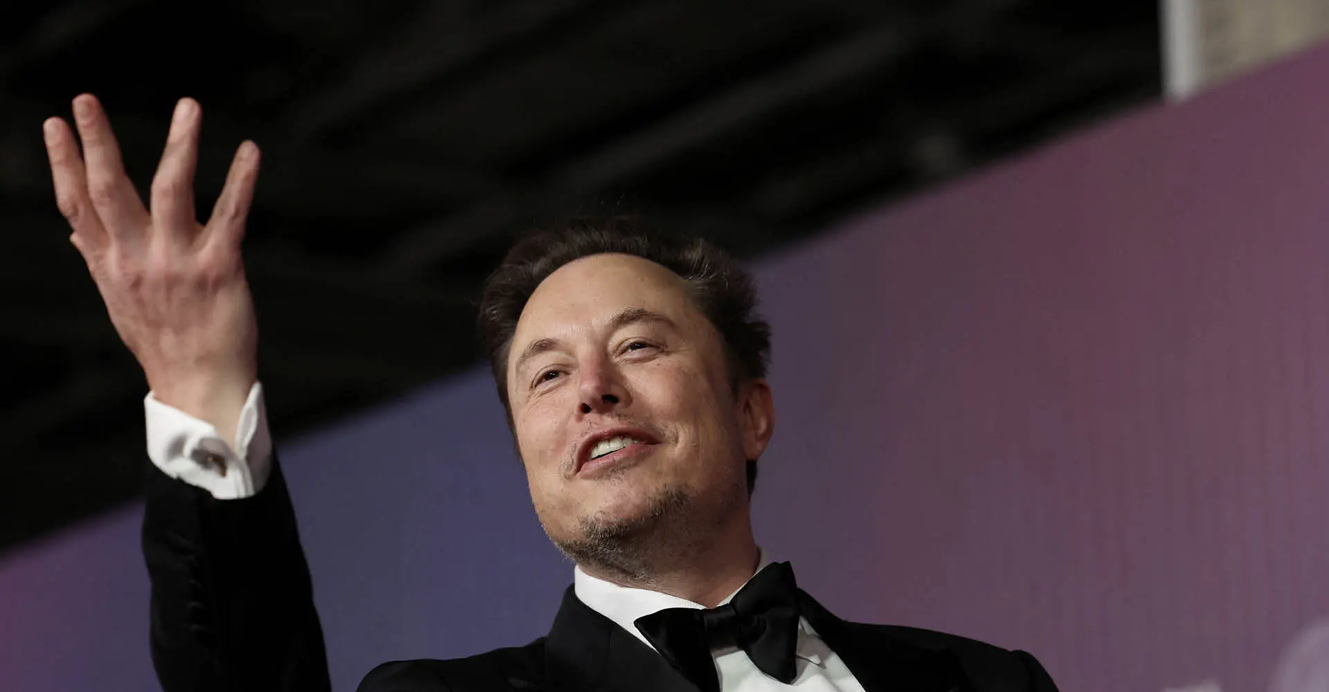 Elon Musk sorrindo