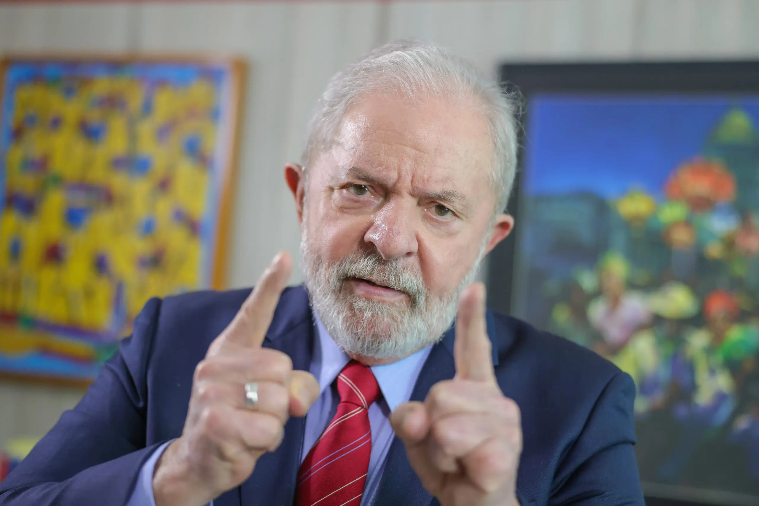 Lula com cara de bravo e com os dois indicadores levantados