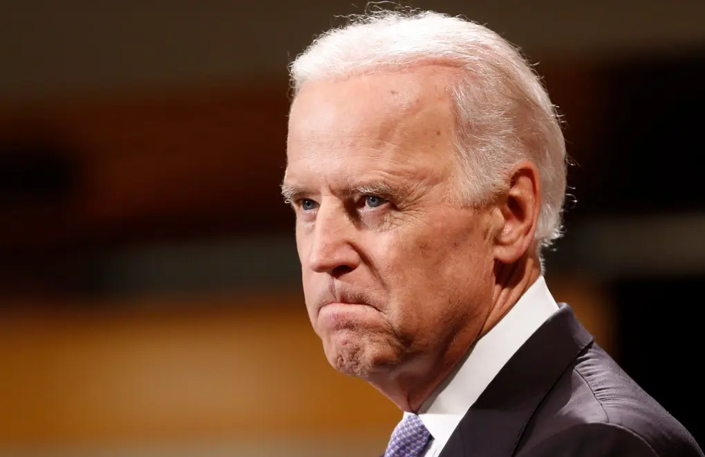 O presidente dos EUA, Joe Biden, é flagrado 'bufando'