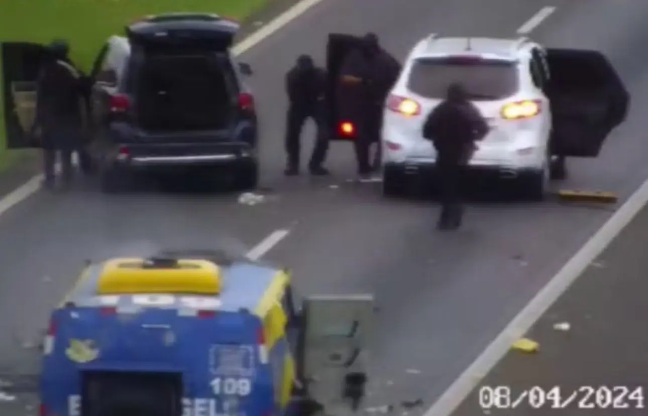 bandidos explodiram carros-fortes
