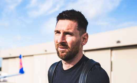 Lionel Messi entrando em avião