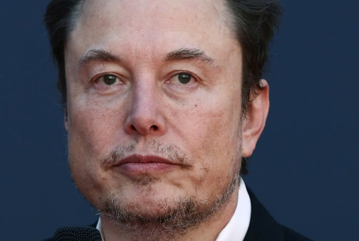 Elon Musk, CEO da Tesla e dono do Twitter/X, participa do festival político Atreju, organizado pelo partido de direita Irmãos da Itália, da primeira-ministra italiana, Giorgia Meloni, em Roma, Itália – 16/12/2023 | Foto: Guglielmo Mangiapane/Reuters