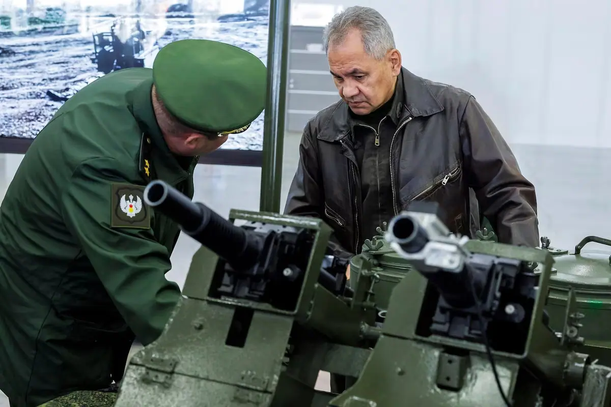 Ministro da defesa russa examina equipamentos militares e verifica cumprimento de ordem para o desenvolvimento de armas avançadas nos arredores de Moscou | Foto: Serviço de Imprensa do Ministério da Defesa Russo/EFE