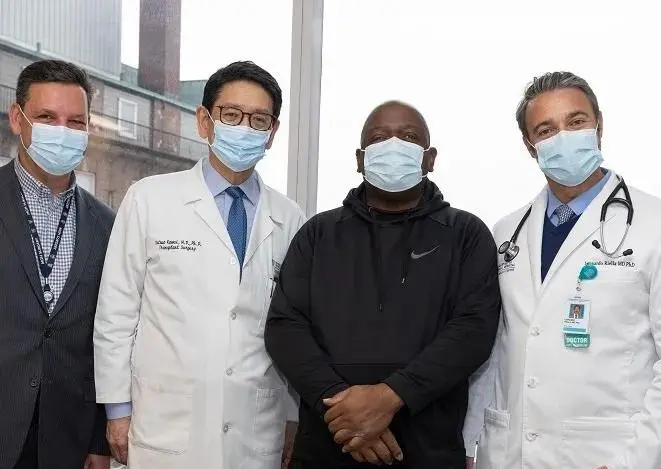 Richard Slayman acompanhado dos médicos de Boston