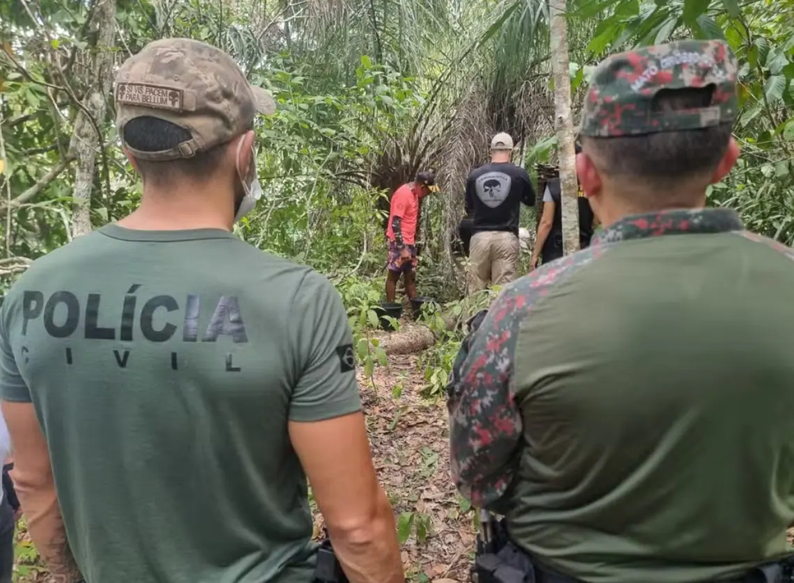 Equipes policiais foram retirar a cobra do local | Foto: Reprodução/Rdes sociais