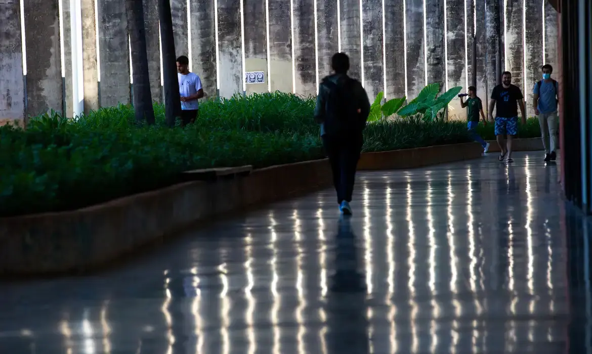 Além da recomposição salarial, os docentes pedem pela igualdade de benefícios e auxílios com os servidores do Legislativo e do Judiciário ainda em 2024 | Foto: Reprodução/Agência Brasil