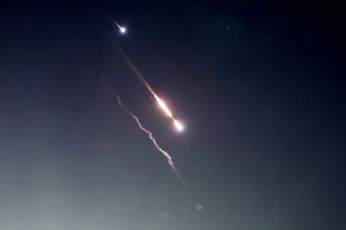 Céu israelense tomado por mísseis e drones lançados pelos iranianos | Foto: Ronen Zvulun/Reuters
