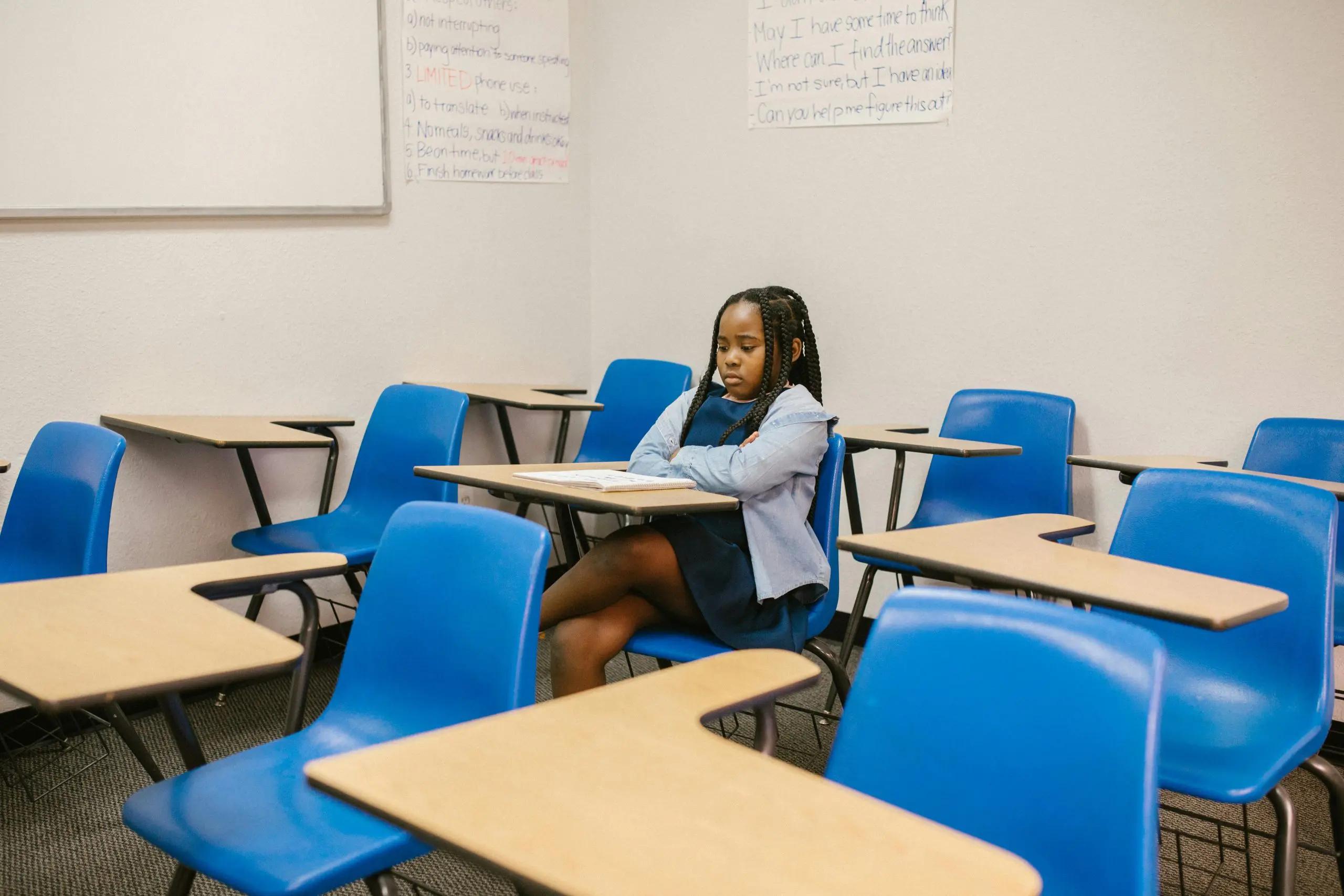 Menina solitária no meio da sala de aula