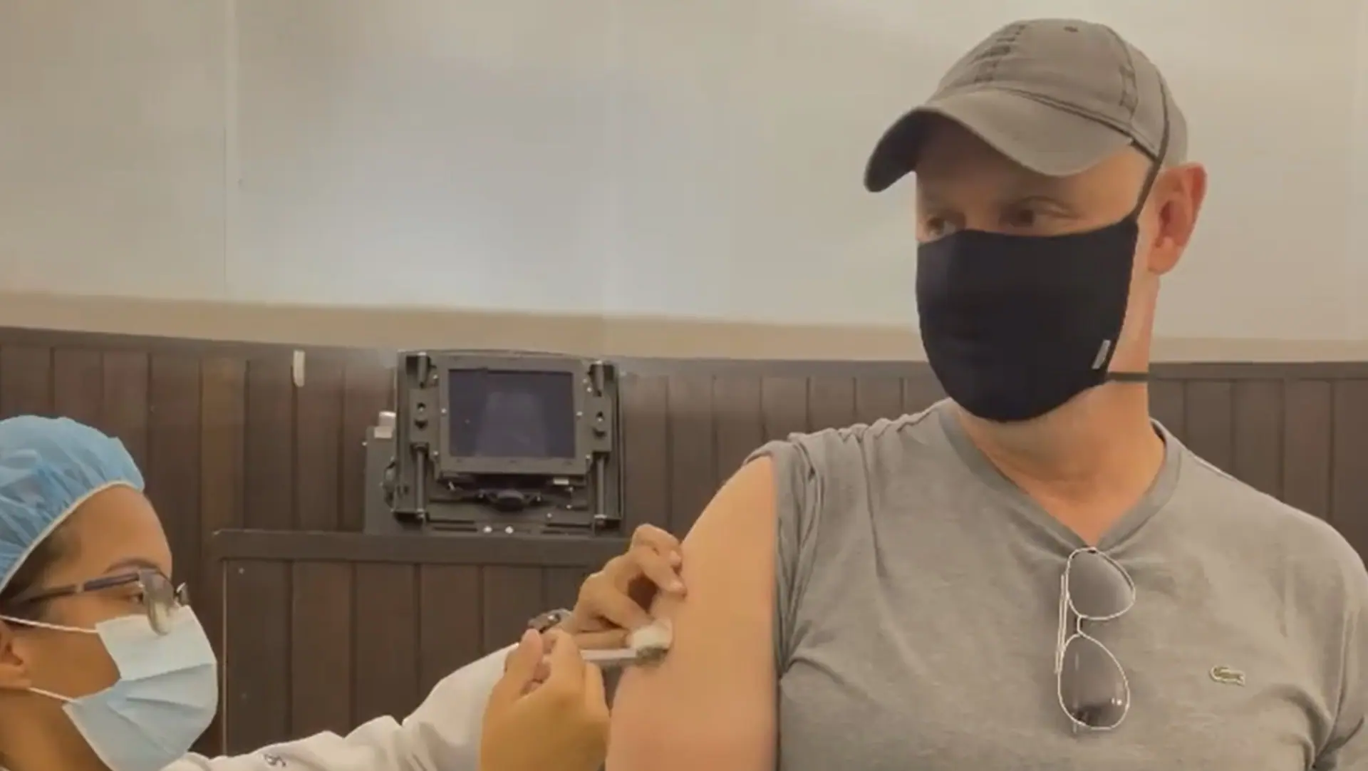 Foto do ex-jogador Tande se vacinando