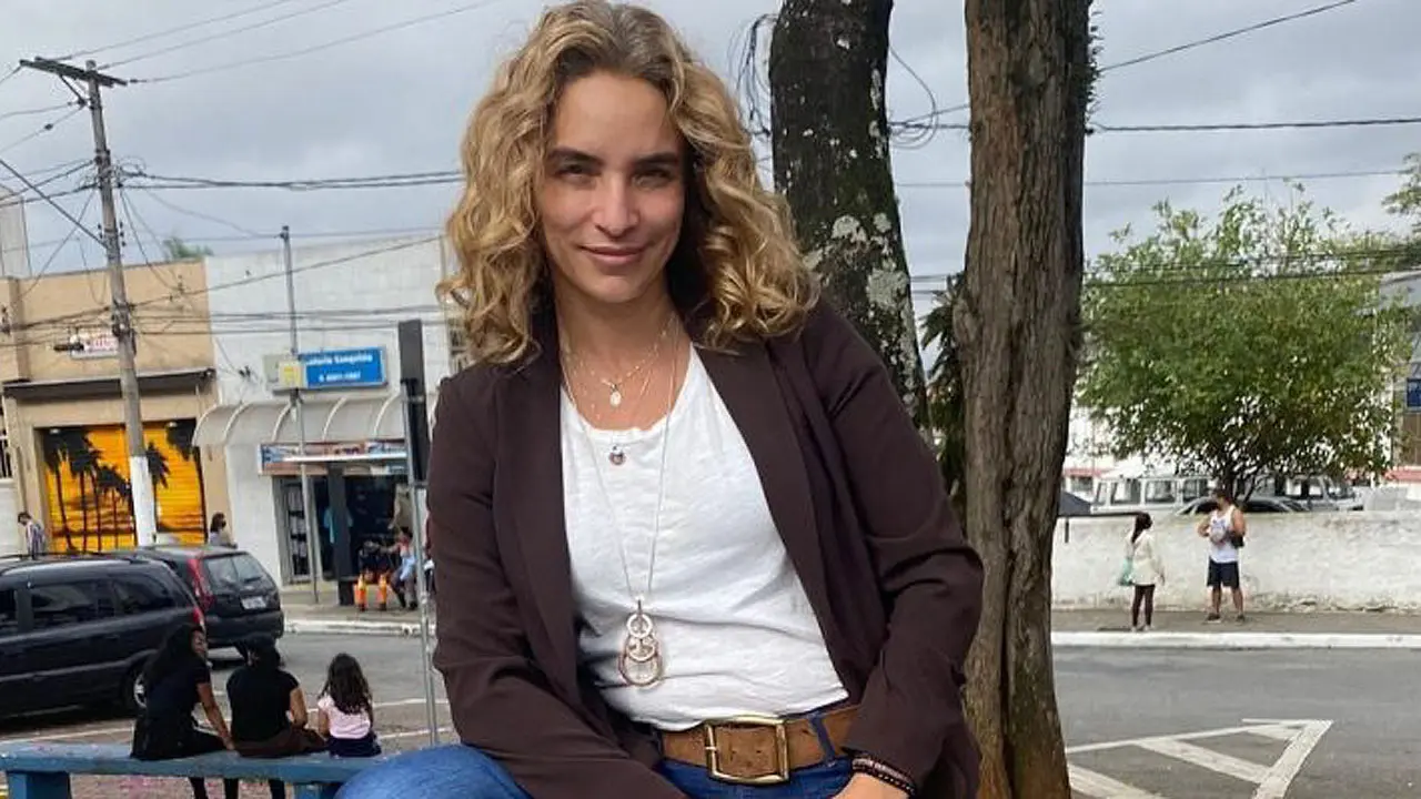Foto da jornalista Veruska Donato enquanto repórter da Globo