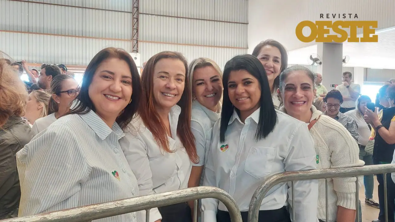 Um dos grupos que estava organizando o fluxo de pessoas no evento