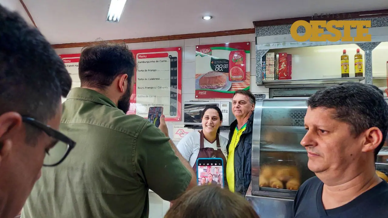Bolsonaro de camisa amarela e blusa preta tira foto com apoiador