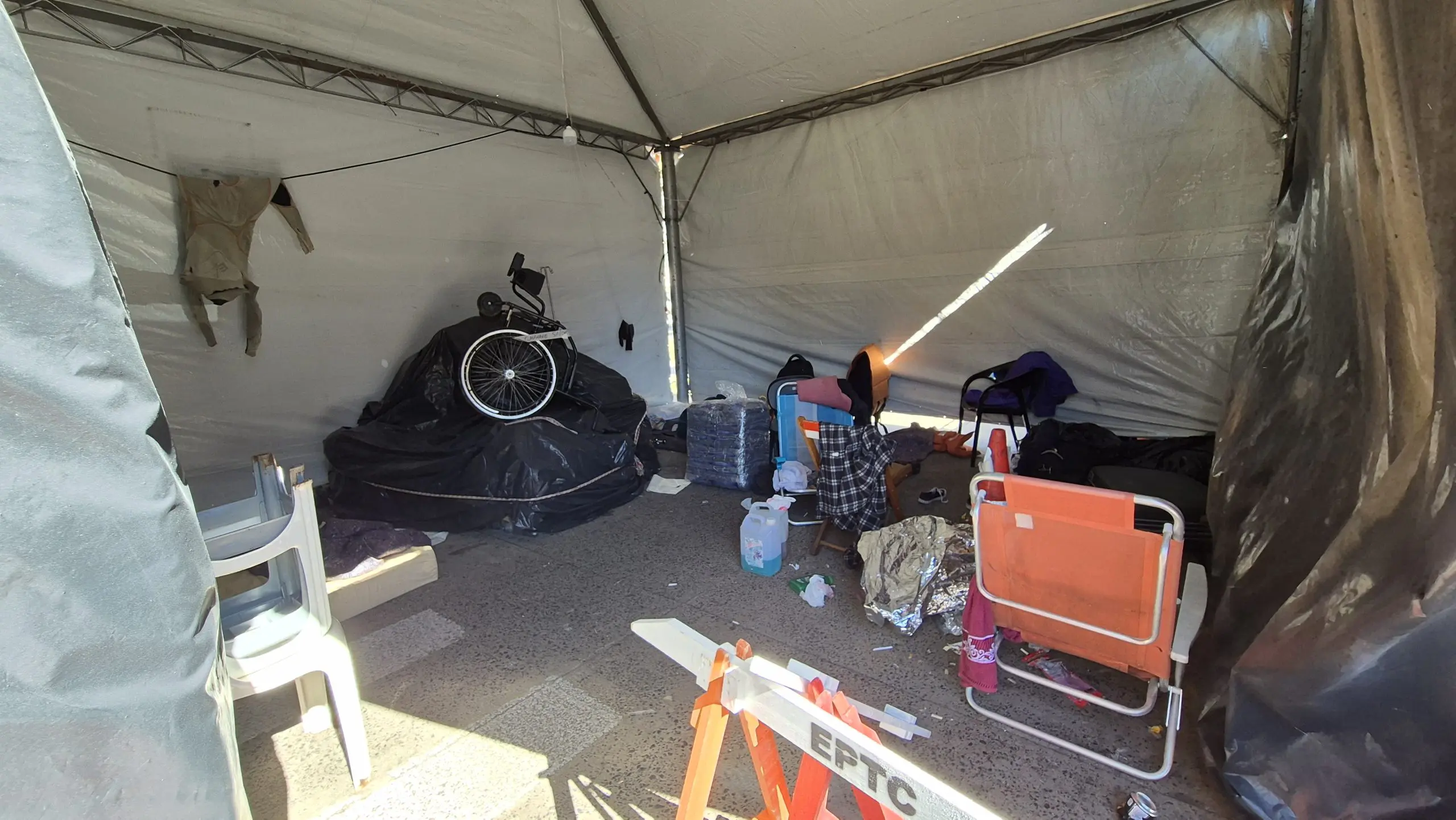 Cabana improvisada por voluntários para servir de descanso aos resgatistas | Foto: Tauany Cattan/Revista Oeste
