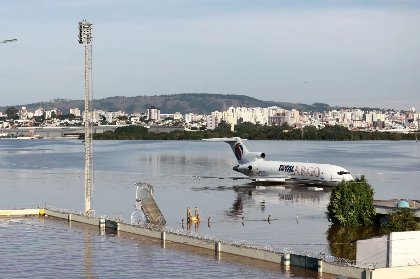 Um avião de carga pousa em pista inundada no Aeroporto de Porto Alegre, no Rio Grande do Sul - 6/5/2024 | Foto: Diego Vara/Reuters
